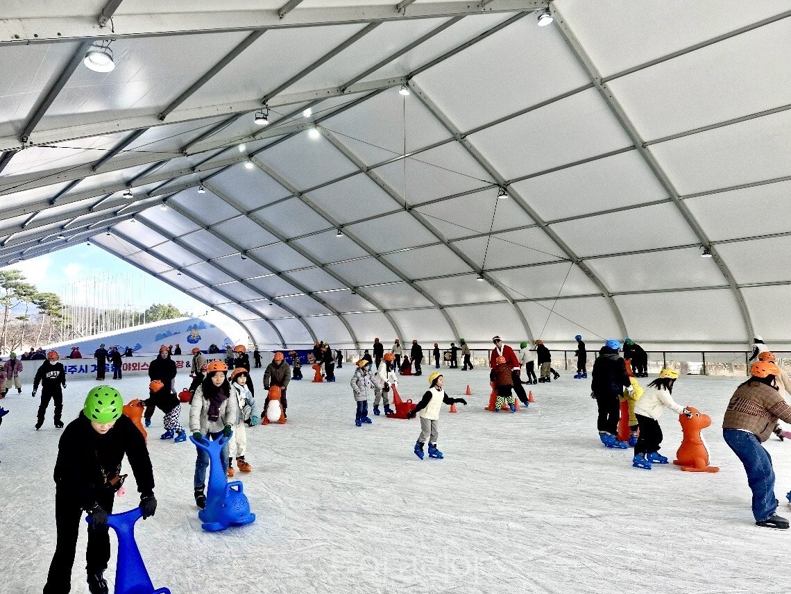 진주 겨울철야외스케이트장/사진-경남도