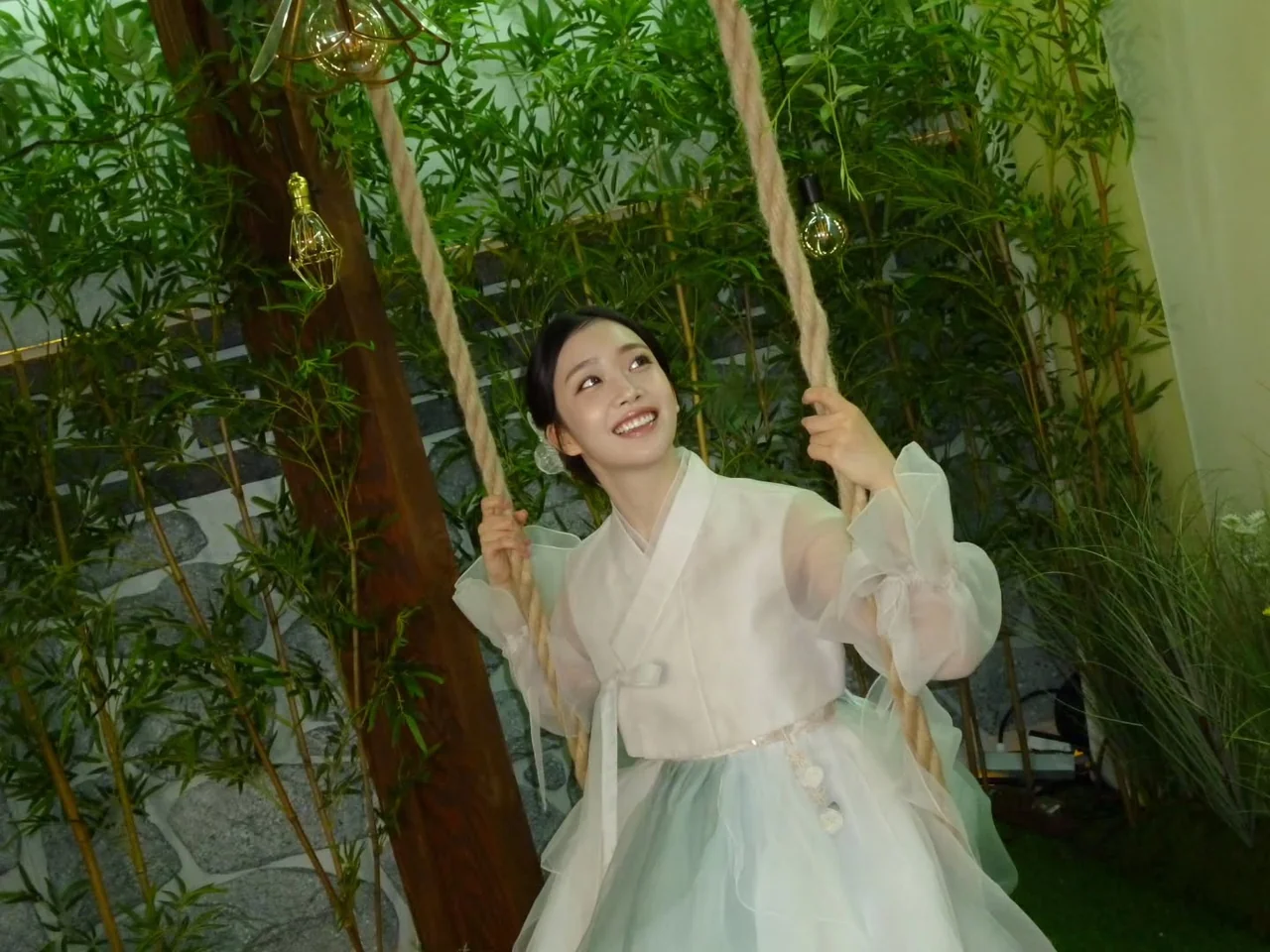 민트 톤 치마 | 몽환적인 실루엣을 완성하는 풍성한 한복 치마 라인 /사진=수민 인스타그램