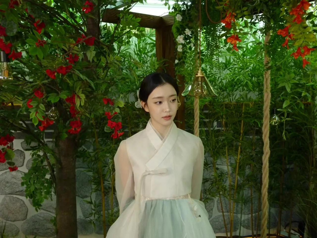 퓨전 한복 스타일 | 대나무 숲을 배경으로 시스루 저고리의 단아함을 뽐내는 수민 /사진=수민 인스타그램