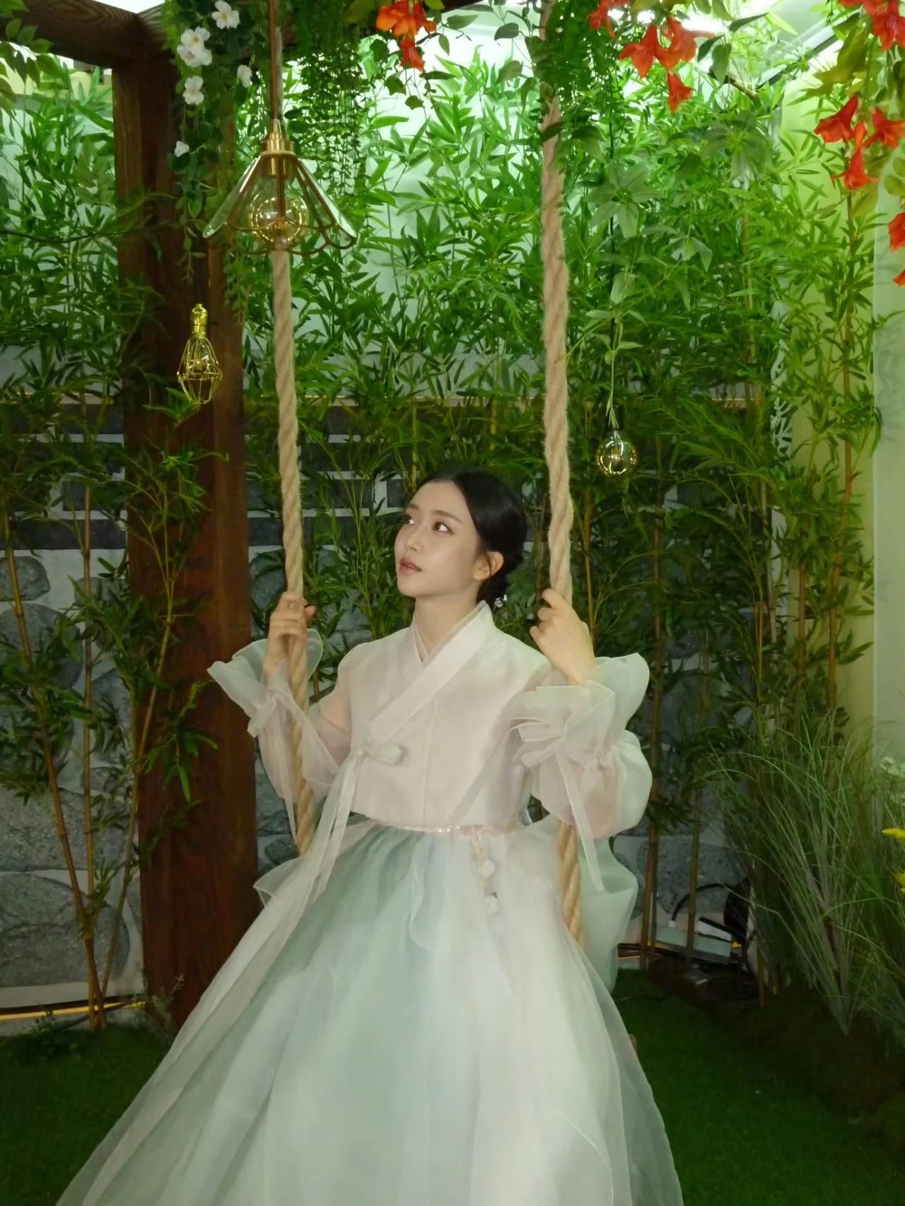 시스루 저고리 & 리본 헤어핀 | 전통적인 쪽진 머리에 현대적인 리본 포인트를 더한 디테일 /사진=수민 인스타그램