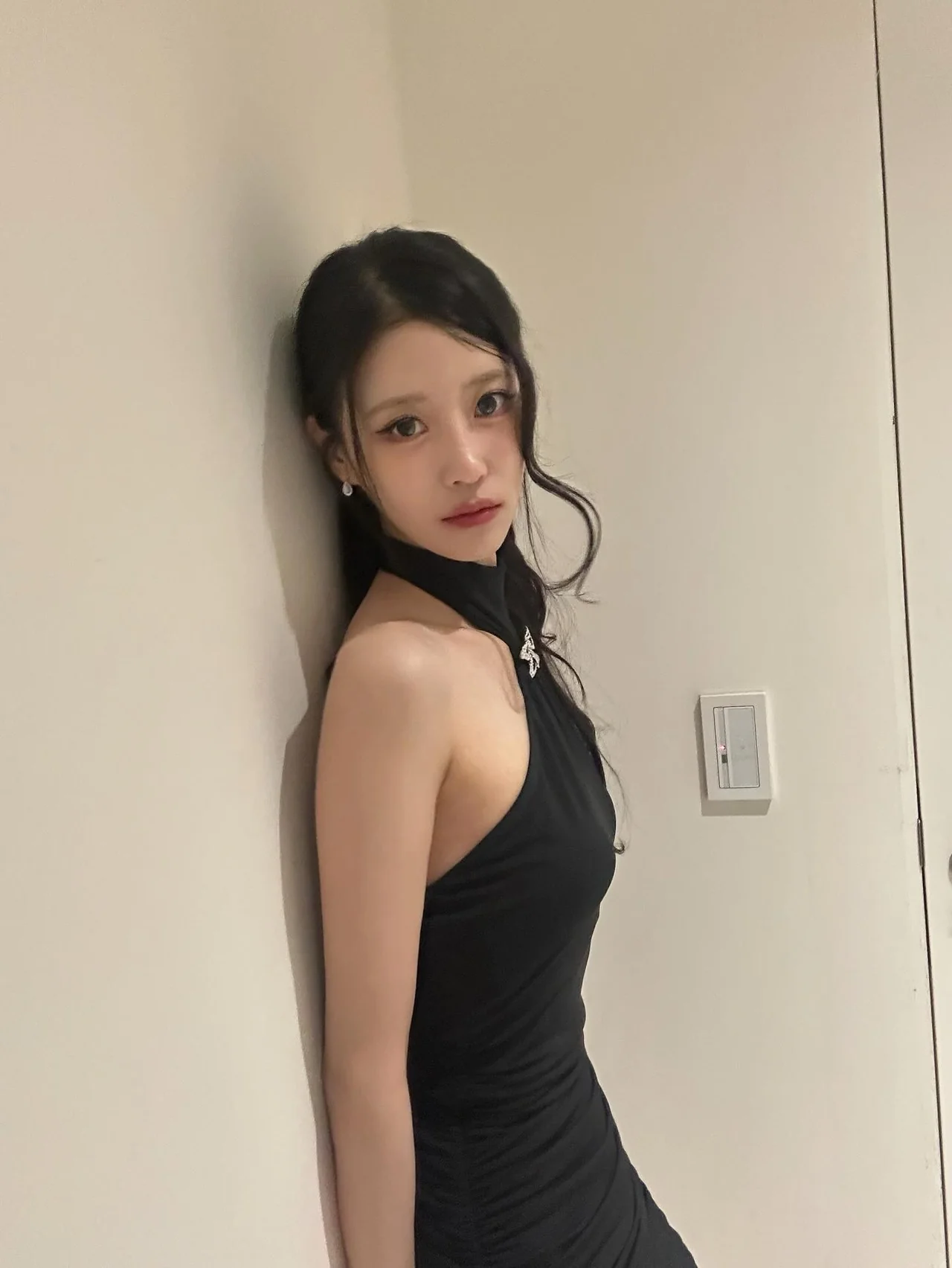 블랙 홀터넥 드레스 | 쇄골 라인을 강조하며 우아함과 관능미를 동시에 잡은 밤의 뮤즈 /사진=이미주 인스타그램