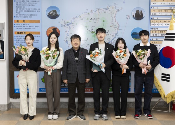 남한권(좌측 3번째) 울릉군수 우수공모원 5명 표창 수상후 기념촬영 모습(사진제공=울릉군청)