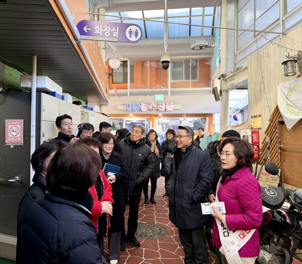 박희영 용산구청장 후암동 소통현장 민원 청취 모습(사진제공=용산구청)