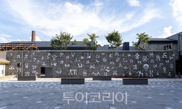 ▲2025 한글 국제 프레 비엔날레 초청작가 미스터 두들의 대형벽화 작품, 한구들. /사진-세종시