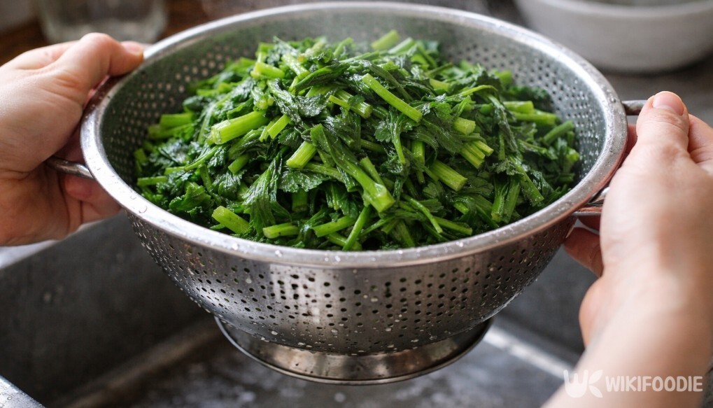 데친 뒤 물기를 빼는 구릿대 손질 과정이다. / 위키푸디