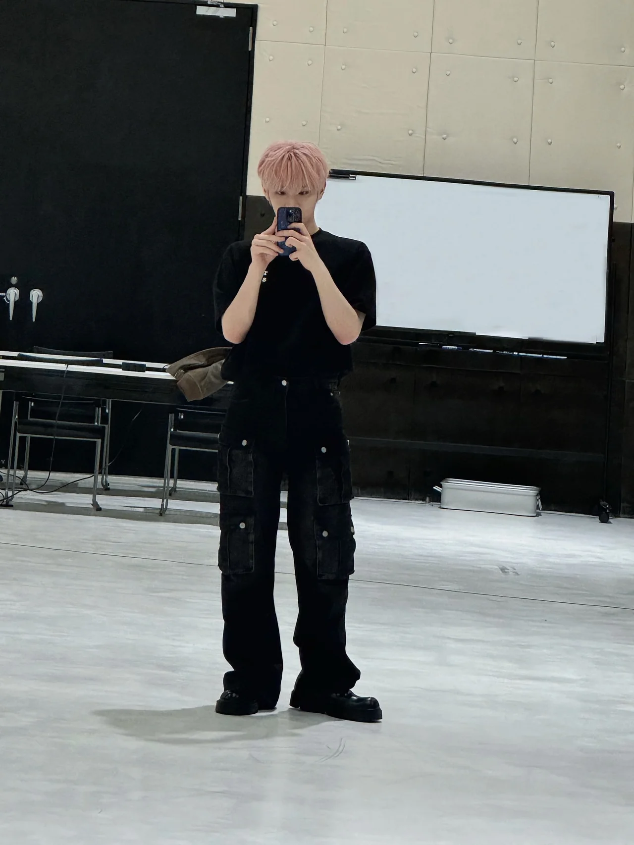 아이앱 스튜디오 티셔츠 | 로고 하나로 완성한 간결하지만 힘 있는 스트리트 감성 /사진=제로베이스원 인스타그램