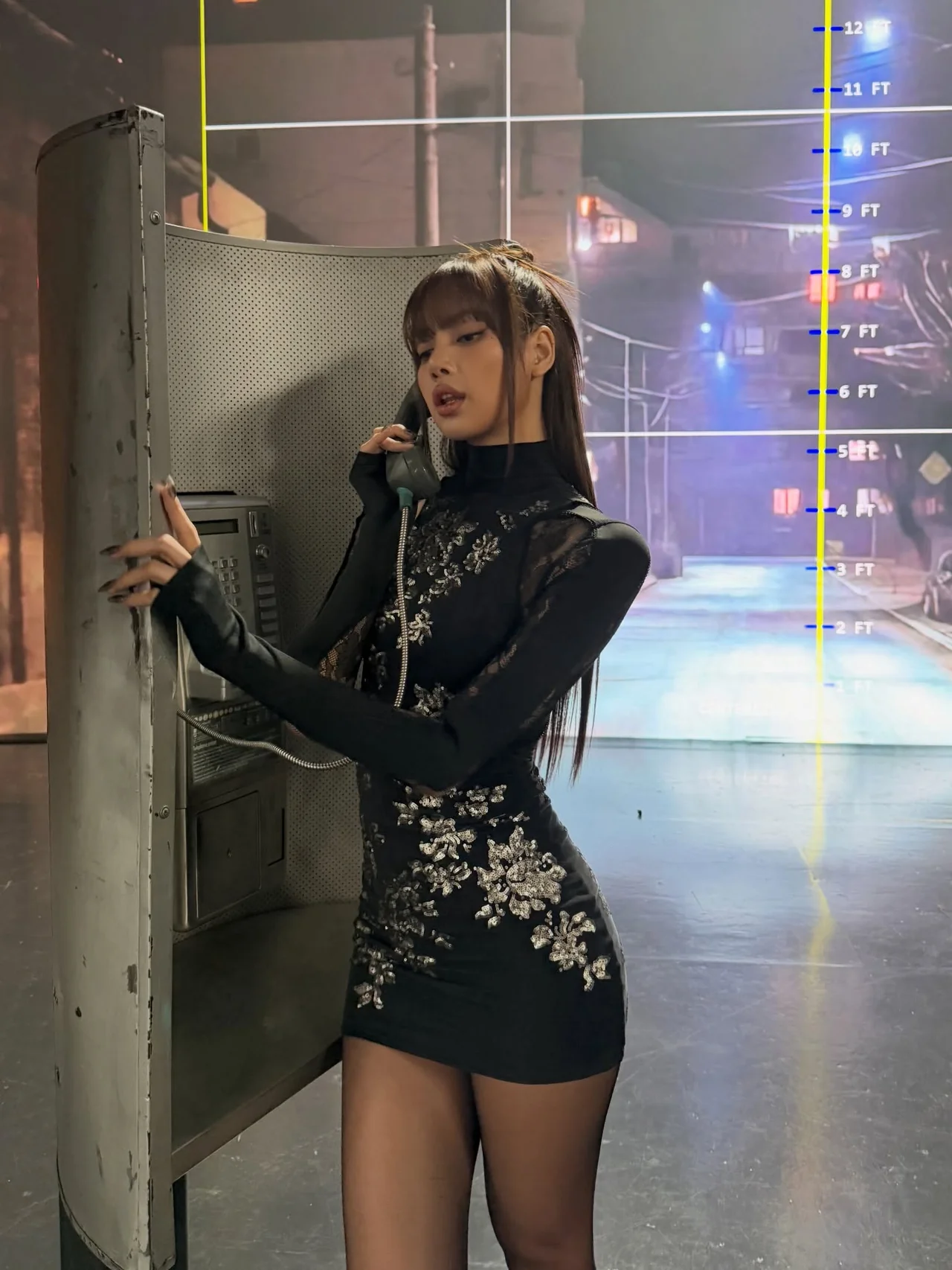 자수 시스루 드레스 | 빈티지한 공중전화 부스를 배경으로 치명적인 누아르 무드를 완성한 리사 /사진=리사 인스타그램