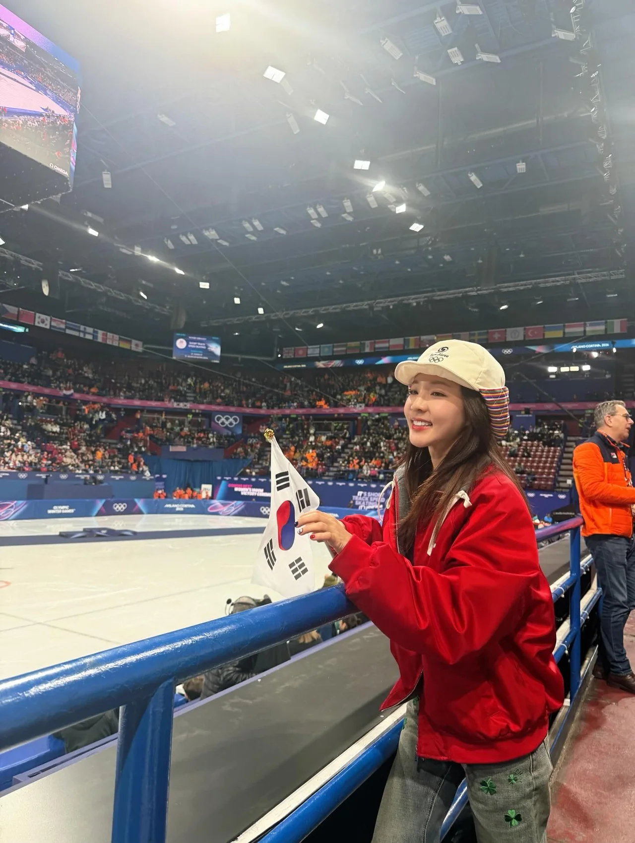 클로버 자수 데님 | 승리의 행운을 기원하는 듯한 위트 있는 디테일의 정수 /사진=산다라박 인스타그램
