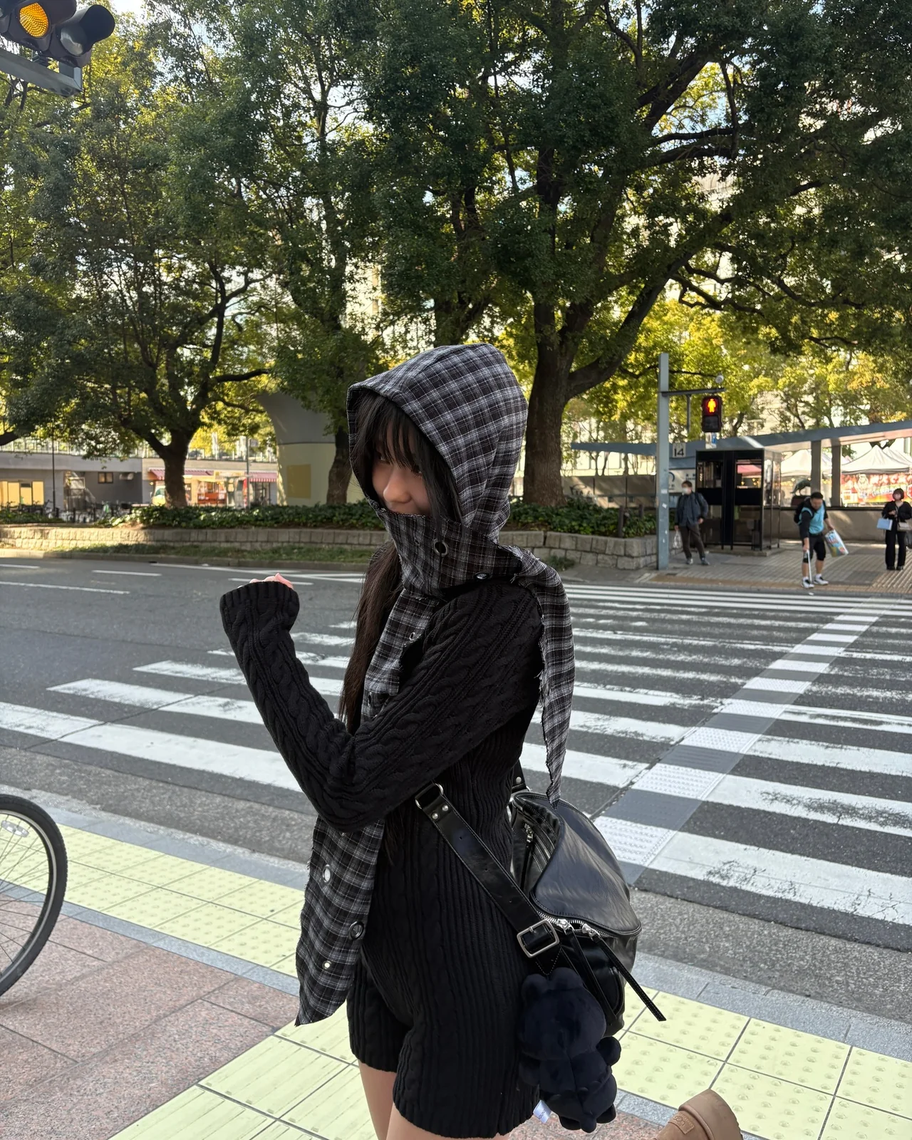 체크 바라클라바 스타일 | 윈터 액세서리 하나로 완성한 신비로운 무드 /사진=이즈나 인스타그램