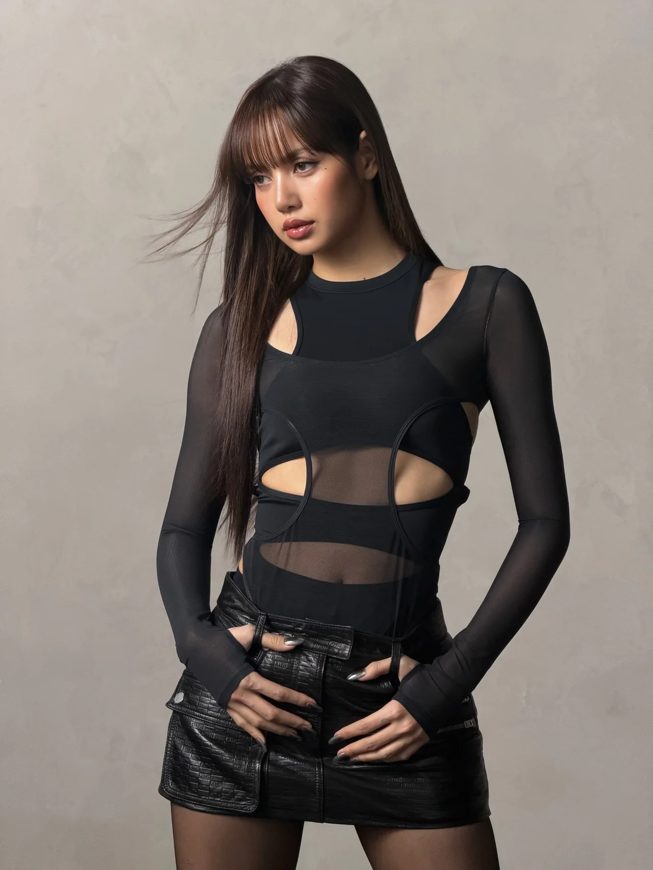 기하학적 컷아웃 톱 | 복잡한 레이어링과 과감한 노출로 스트릿 하이엔드의 정점을 찍은 스타일링 /사진=리사 인스타그램