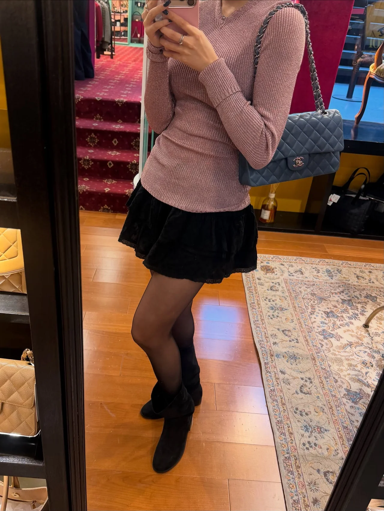 글리터 니트 & 미니스커트 | 핑크빛 펄감과 블랙 미니멀리즘이 만나 완성된 페미닌 룩 /사진=벨 인스타그램