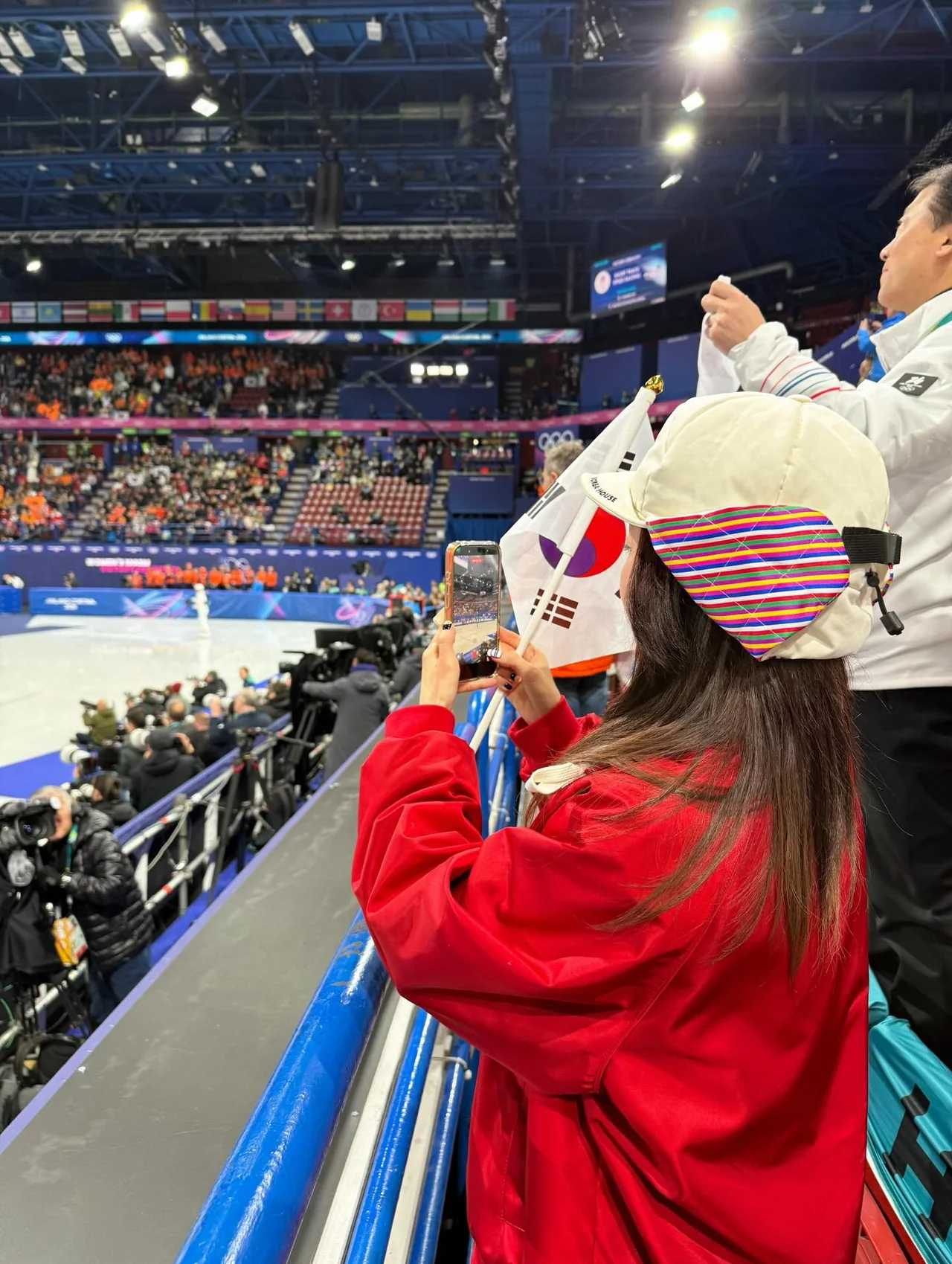이어플랩 무지개 캡 | 차가운 링크장에서도 스타일 지수를 높여주는 키치한 방한 아이템 /사진=산다라박 인스타그램