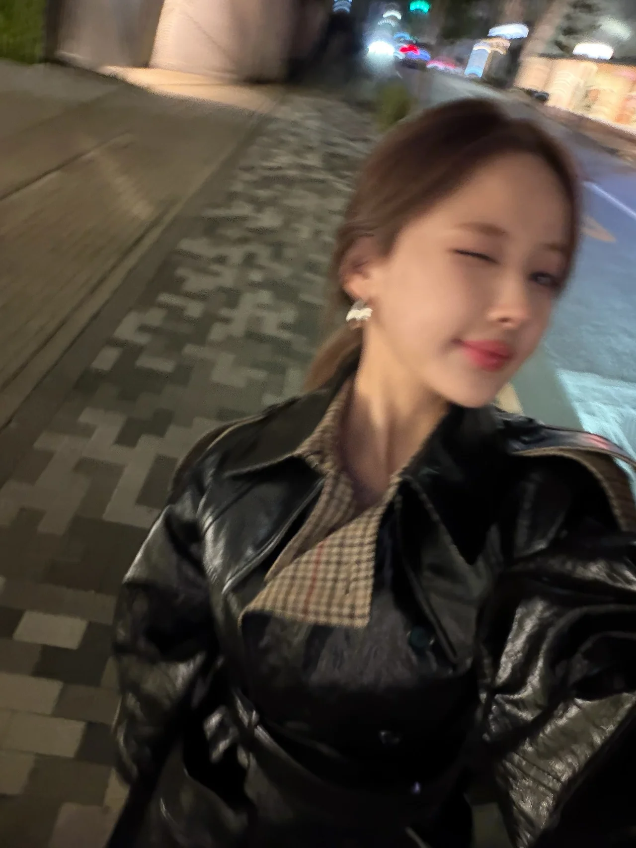 레더 재킷 스타일링 | 밤거리를 밝히는 가죽의 광택과 체크 패턴의 세련된 믹스매치 /사진=벨 인스타그램