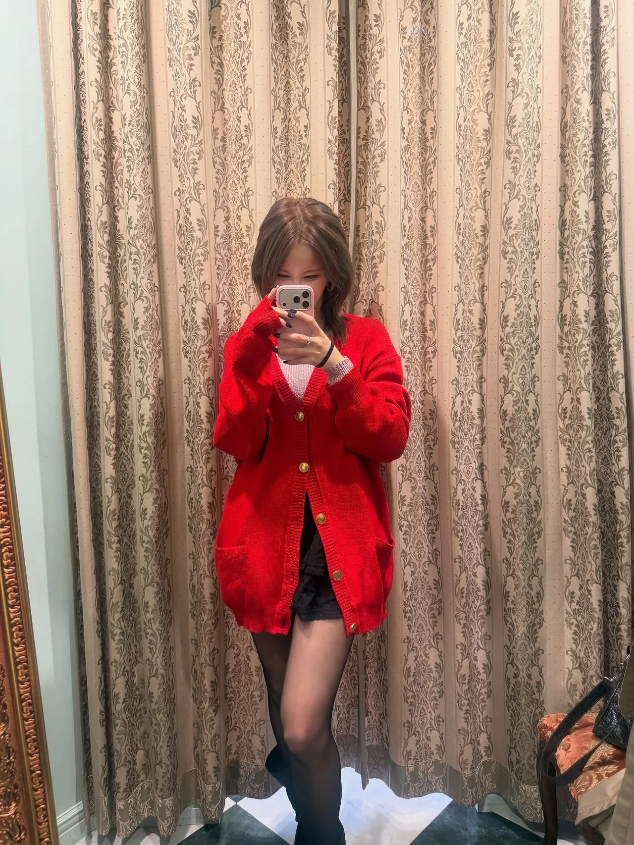 레드 카디건 룩 | 강렬한 레드와 골드 버튼의 조화로 완성한 고혹적인 빈티지 무드 /사진=벨 인스타그램