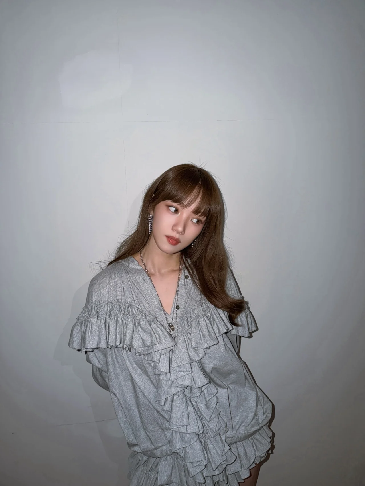 실버 주얼리 스타일링 | 쿨한 그레이 룩에 세련된 광채를 더하는 레이어드 네크리스 /사진=이성경 인스타그램