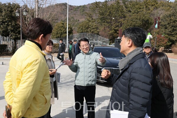 강진원 강진군수와 이호남 강진군축제추진위원장이 오는 21일부터 열리는 제54회 강진청자축제를 앞두고 현장 안전점검에 나서 관계자들과 대화를 나누고 있다. /사진-강진군