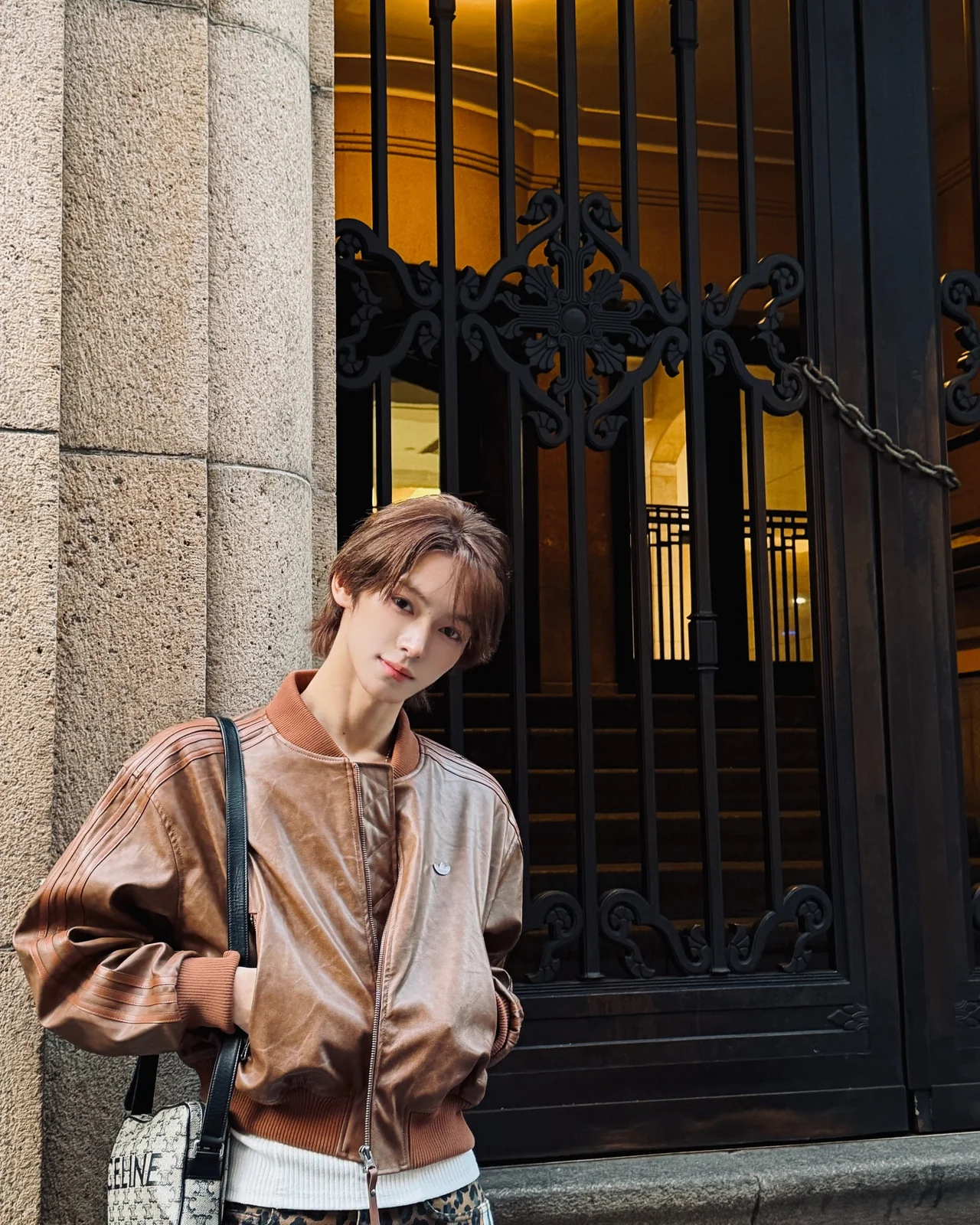 아디다스 레더 보머 | 거친 가죽 소재와 레오파드 패턴의 만남으로 완성한 힙한 스트릿 감성 /사진=한진 인스타그램