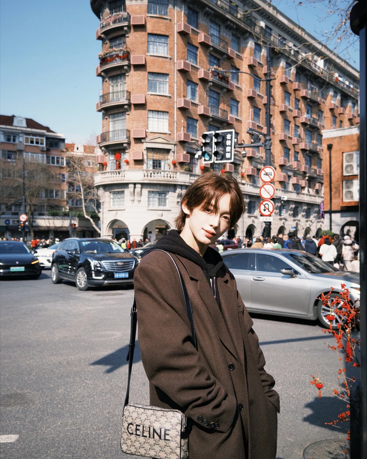 셀린느 트리옹프 백 | 미니멀한 코트 룩에 럭셔리한 터치를 더해주는 로고 패턴 백의 존재감 /사진=한진 인스타그램