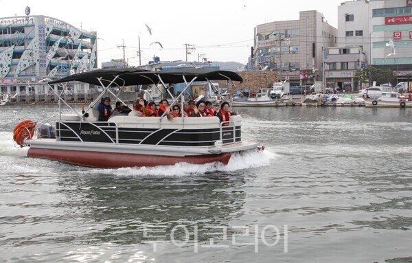 설 연휴 포항크루즈 즐기는 관광객들／사진＝포항크루즈
