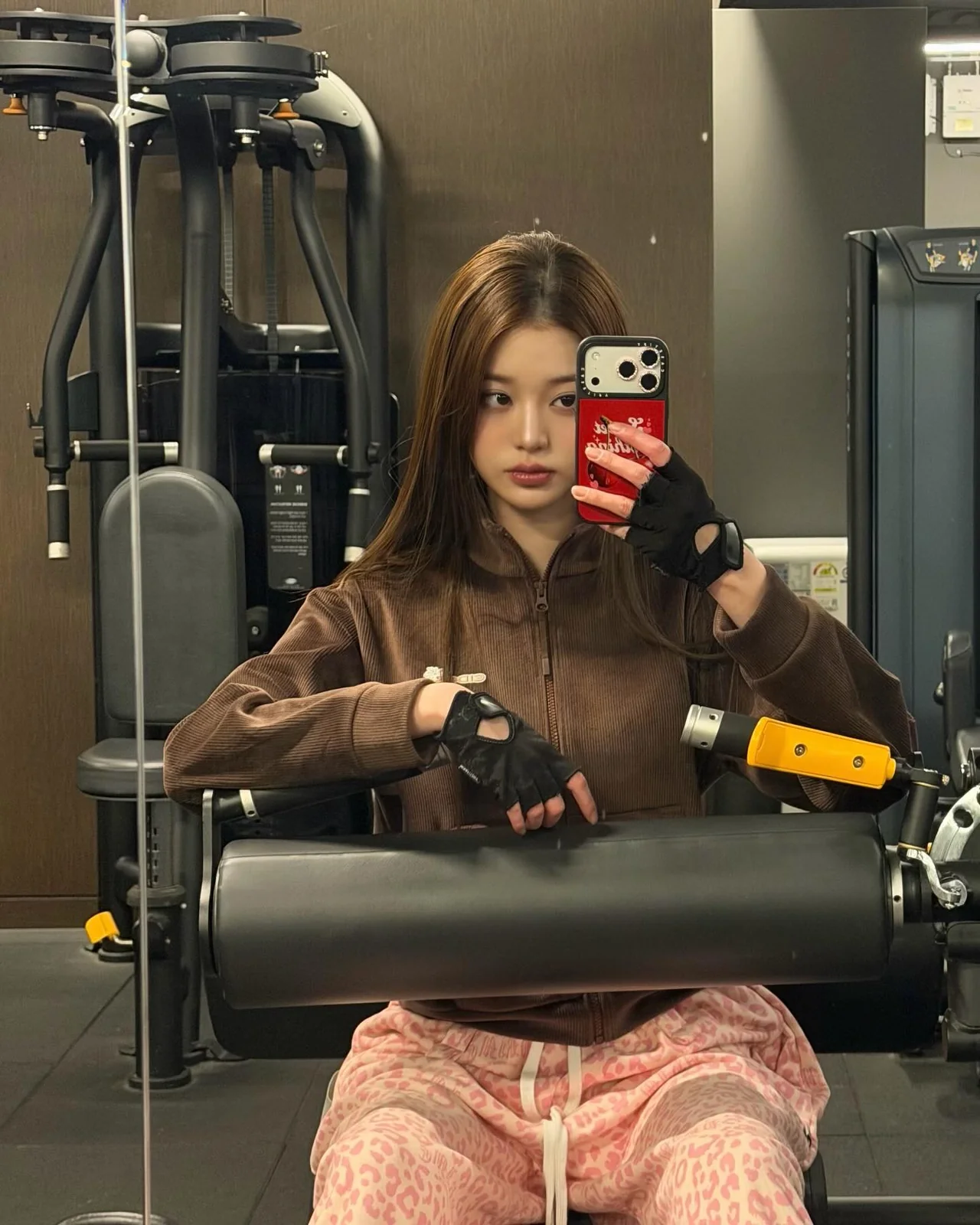 코듀로이 집업 & 레오파드 팬츠 | 운동하는 모습마저 패션 화보로 만드는 '갓기'의 센스 /사진=장원영 인스타그램