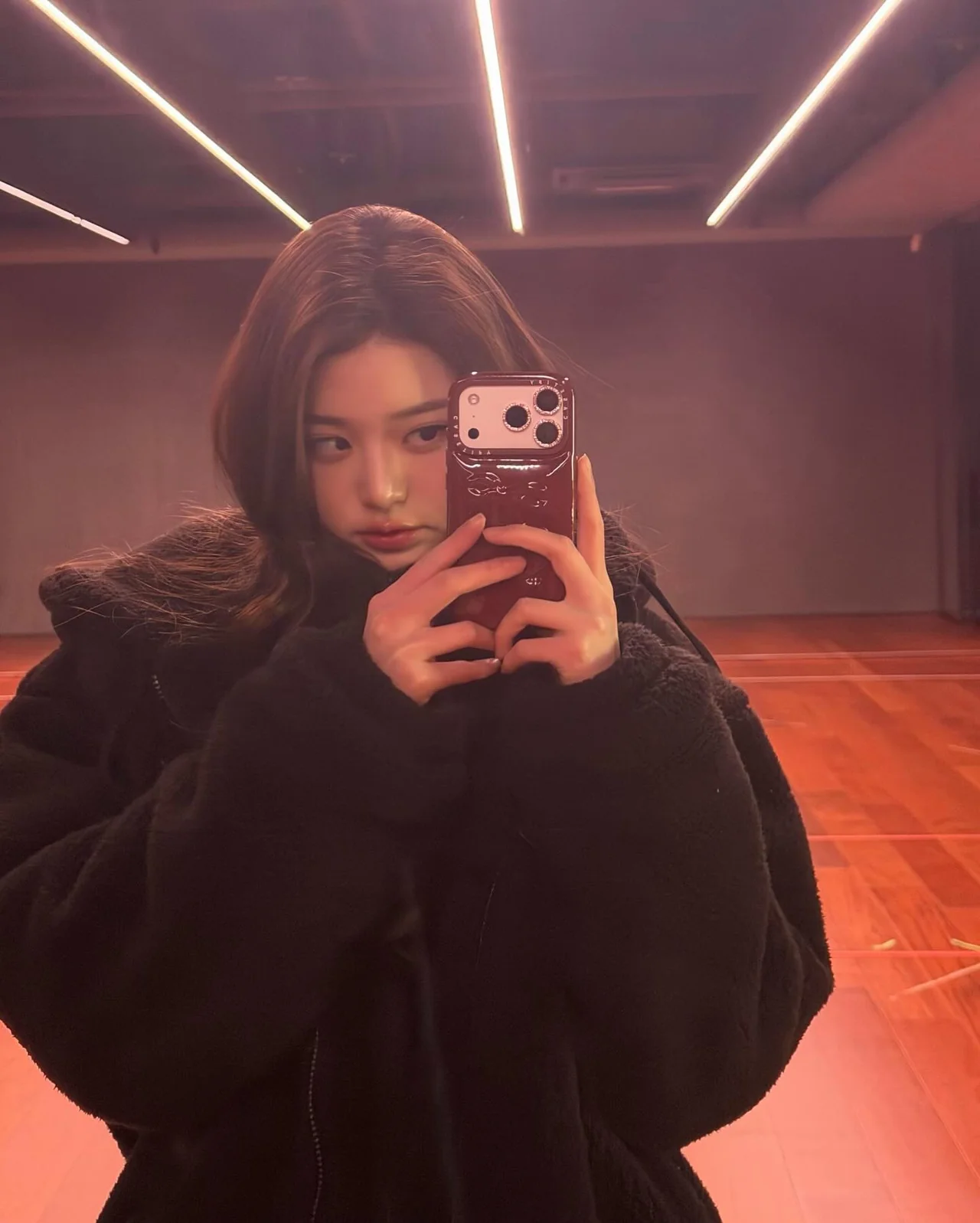 플리스 재킷 & 거울 셀카 | 연습실의 공기까지 힙하게 만드는 장원영의 독보적 아우라 /사진=장원영 인스타그램