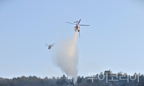 ▲산불 진화 헬기 물 투하 모습(예산군 산불). /사진-충남도