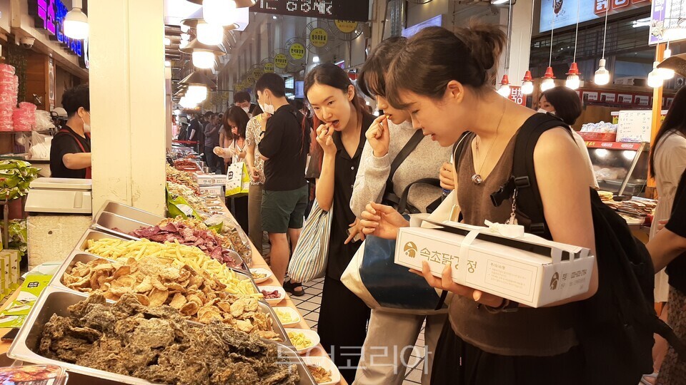 속초관광수산시장에서 부각을 시식하며  구입하는 관광객들 Ⓒ투어코리아