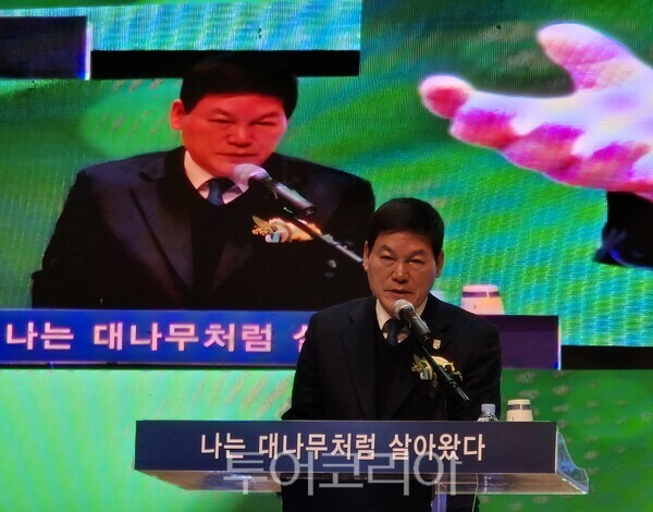 정철원 담양군수가 22일 오후 담양문화회관에서 열린 출판기념회에서 인사말을 하고 있다. /사진-김형석 기자