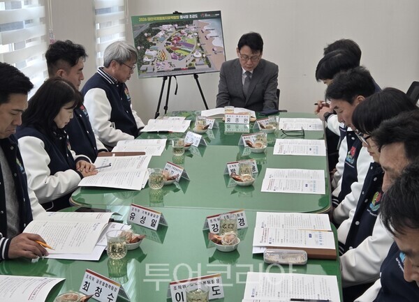 ▲홍종완(가운데) 충남도 행정부지사가 참석한 가운데 20일 열린 ‘2026 태안국제원예치유박람회’점검 회의 모습. /사진-충남도