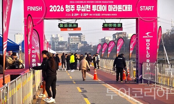 ▲에어로케이항공이 후원해 21~22일까지 충북 청주시 무심천 일원에서 열린 ‘청주 무심천 투데이 마라톤대회’ 모습. /사진-에어로케이항공