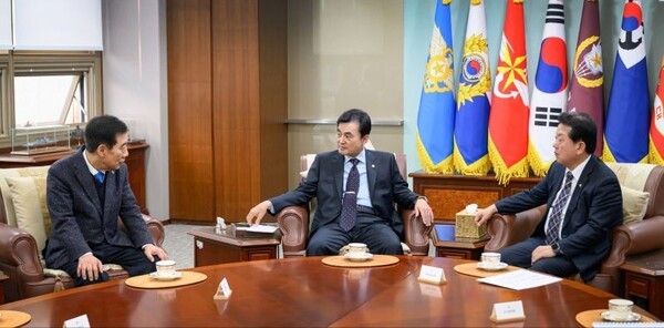 박윤국 전포천시장(완쪽)이 안규백 국방부장관(가운데)에게 포천시 현안에 대해 얘기 나누고 있다/투어코리아뉴스 정명달 기자