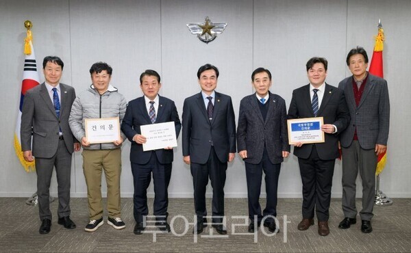 안규백 국방부장관과 박윤국 전포천시장과 관계자/투어코리아뉴스 정명달 기자