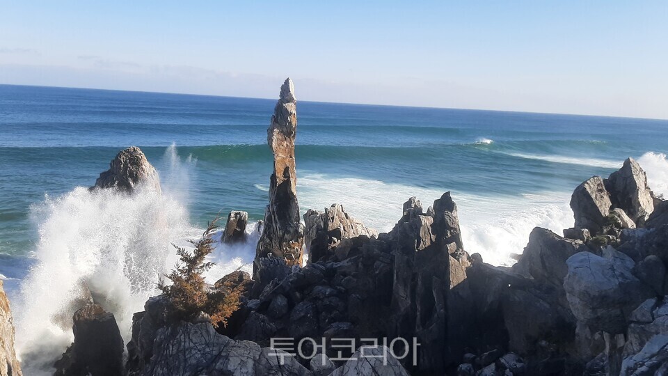 촛대바위 Ⓒ 투어코리아