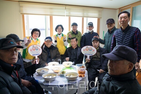 신천지자원봉사단 진해지부가 최근 자은동 경로당에서 백세만세 봉사활동을 진행한 가운데 봉사자들과 어르신들이 기념 촬영을 하고 있다. /사진-신천지자원봉사단 진해지부