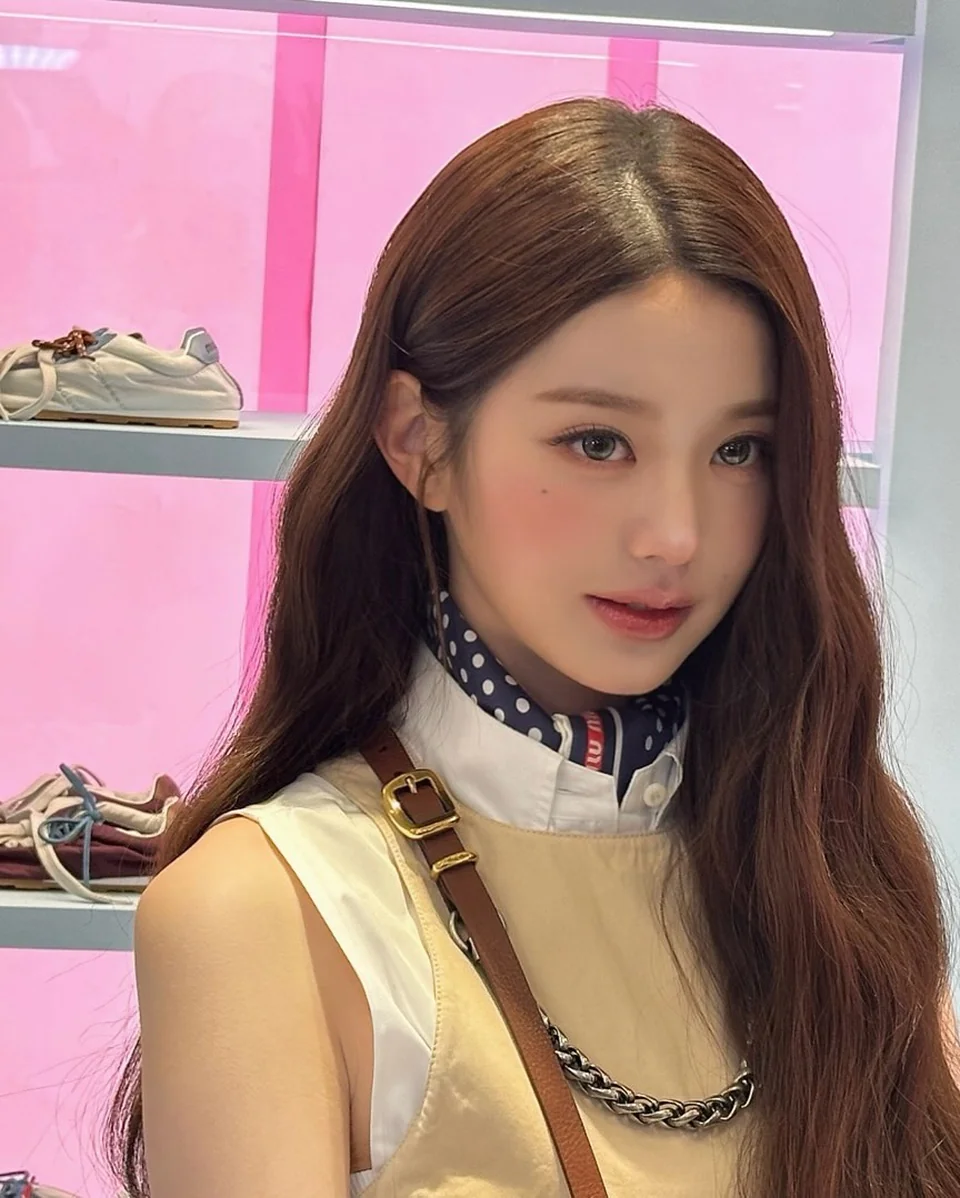 미우미우 원피스 & 윙크 | 카메라를 꿰뚫는 치명적인 윙크와 완벽한 레이어링의 조화 /사진=장원영 인스타그램