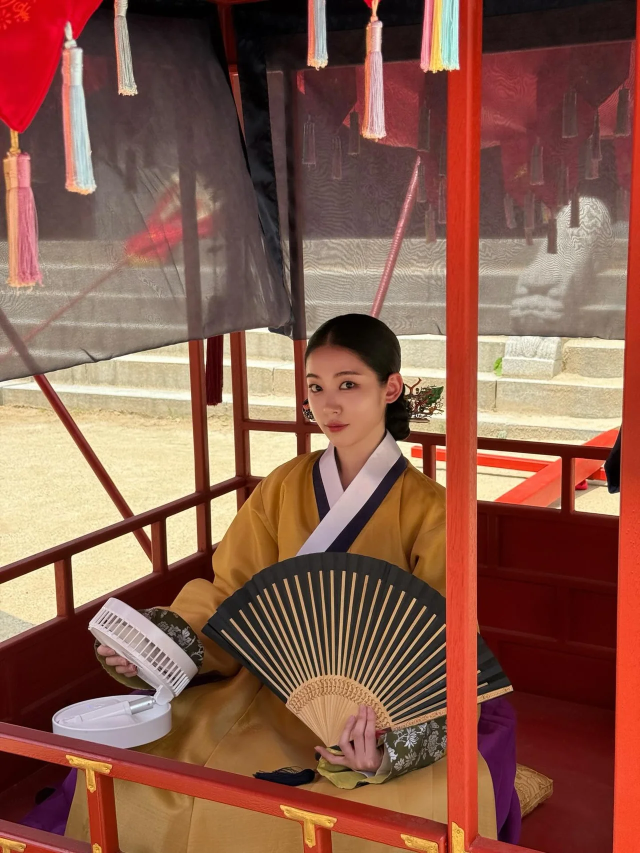 송지우 가마 촬영 중 | 전통 의상과 휴대용 선풍기의 묘한 조화가 보여주는 촬영장 반전 /사진=송지우 인스타그램