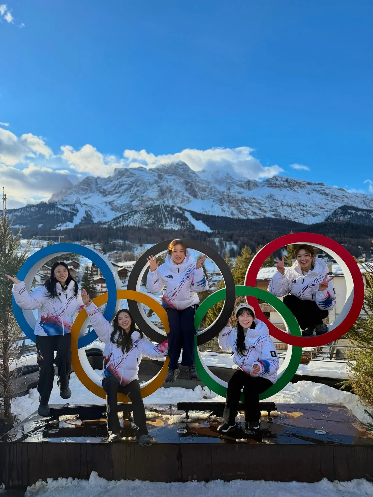컬링 국가대표팀 단체 사진 | 오륜기 위에서 피어난 대한민국 컬링의 미래 /사진=김수지 인스타그램