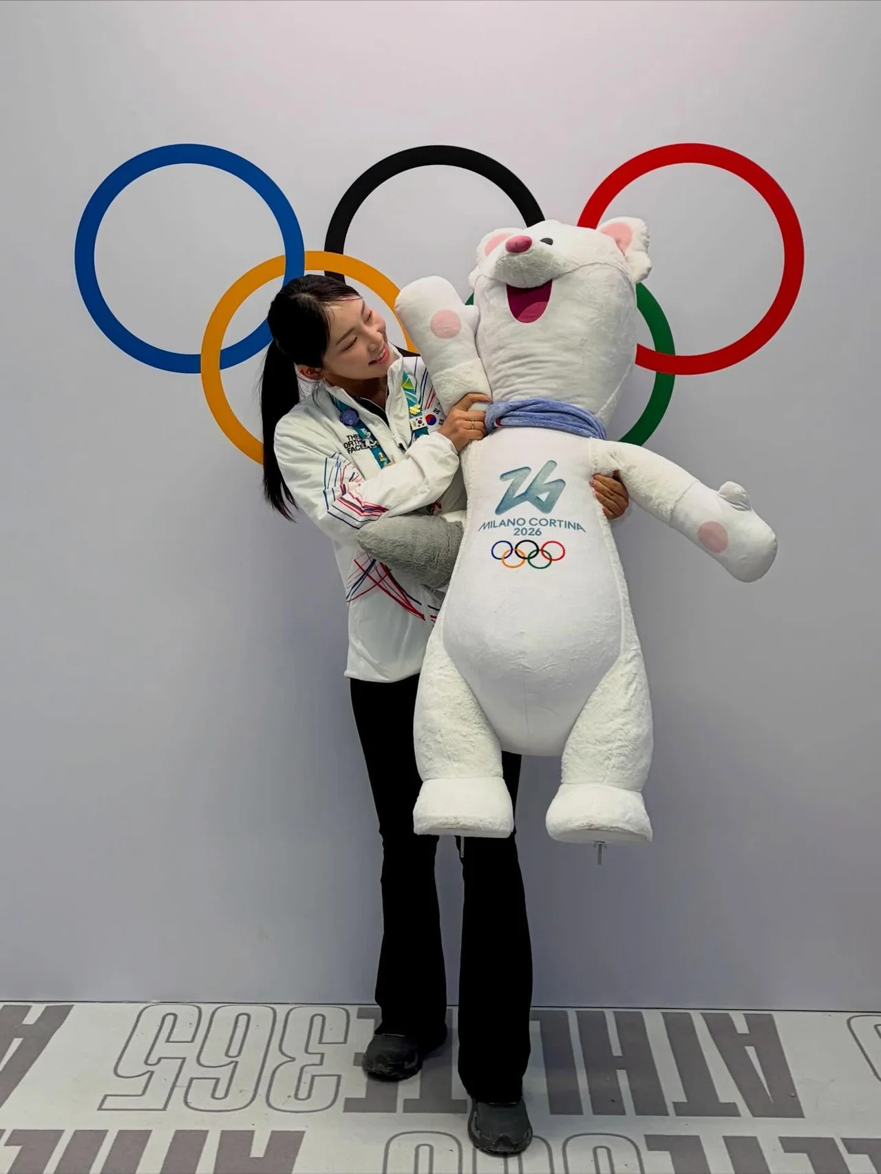 김수지와 마스코트 | 아쉬운 눈물을 뒤로하고 다시 찾은 환한 미소 /사진=김수지 인스타그램