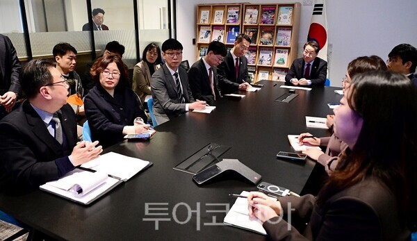 유정복 인천광역시장이 23일(현지시간) 영국 런던 대한무역투자진흥공사(KOTRA) 런던 무역관을 방문해 영국 경제동향과 투자환경을 청취하고 있다.