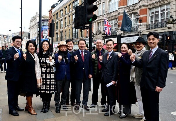 유정복 인천광역시장이 23일(현지시간) 영국 런던에서 유럽한인총연합회 유제헌 명예회장 및 연합회 임원들과 간담회를 갖고 기념촬영을 하고 있다.