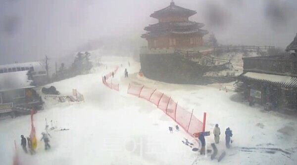 덕유산 설천봉에 눈이 내리는 모습