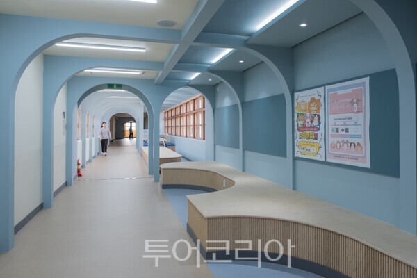 울산교육청의 학교 공간 혁신 사업인 ‘다담 프로젝트’를 통해 탄생한 공간. 프로젝트 구역은 이화중학교 본관과 후관의 연결복도(2~4층). 위 사진은 4층의 모습/사진-이화중학교