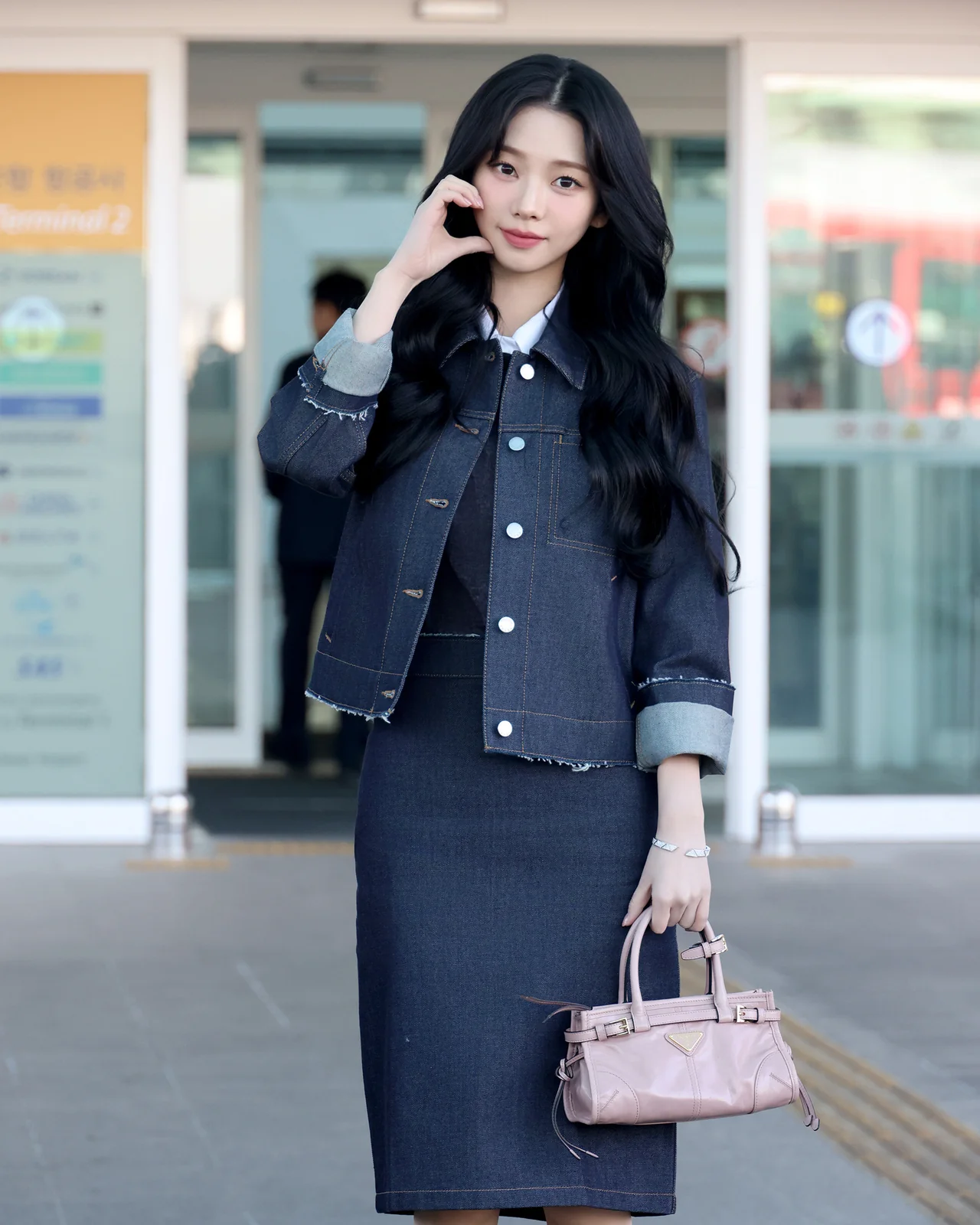 카리나는 프라다 파인 주얼리 이터널 골드 뱅글과 미니 보니 백으로 룩의 완성도를 높였다.