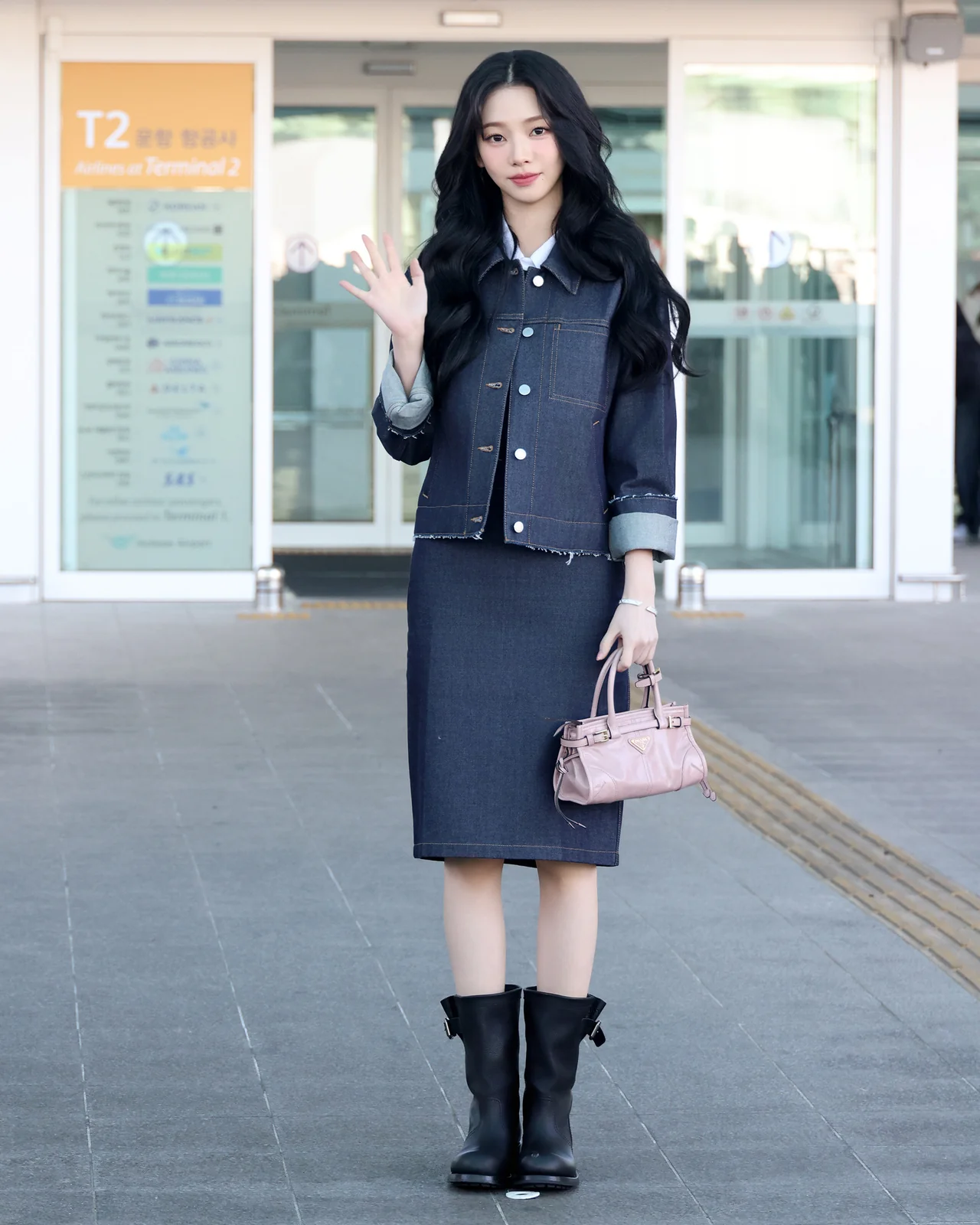 에스파 카리나는 아이코닉한 프라다 데님 재킷으로 러블리한 공항패션을 완성했다.