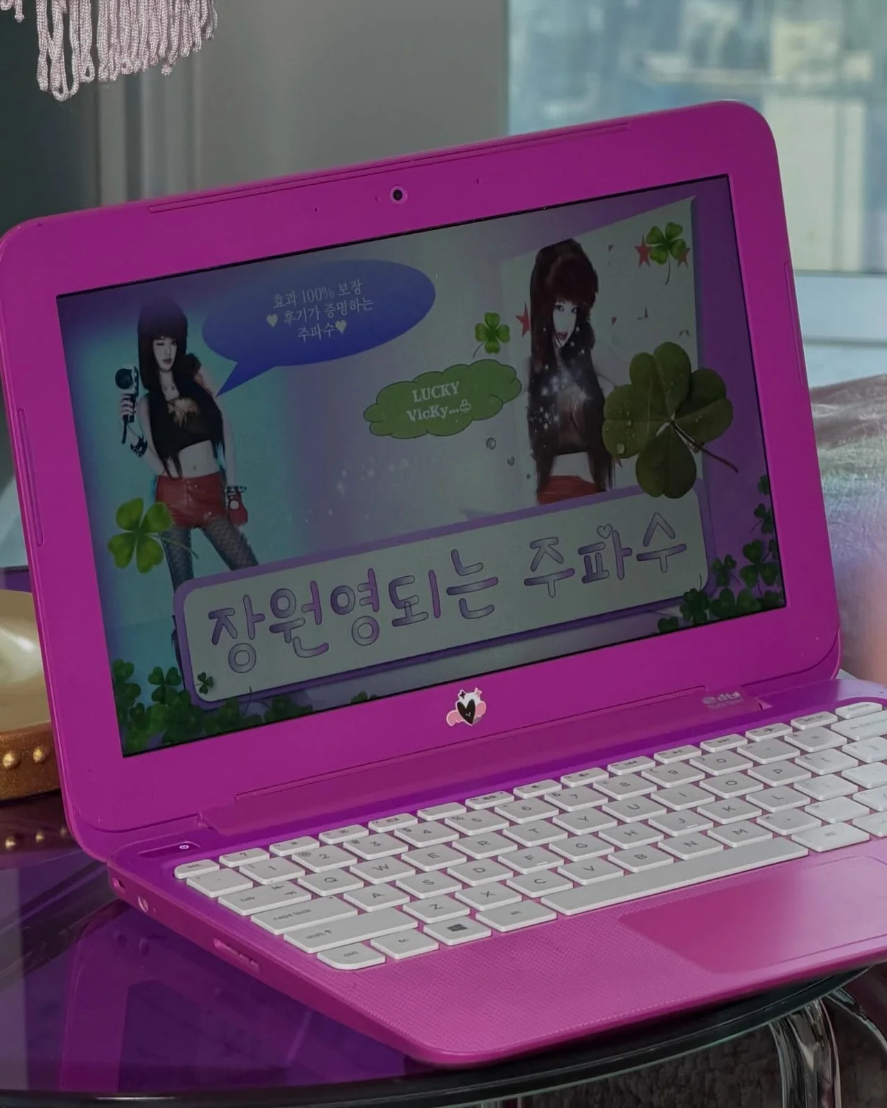 장원영의 노트북 | '효과 100% 보장' 문구가 눈에 띄는 키치한 설정 /사진=장원영 인스타그램
