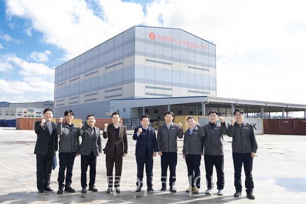 구충곤 광양만권경제자유구역청장(왼쪽에서 다섯 번째)이 25일 롯데엔지니어링플라스틱 율촌공장을 방문해 강병길 대표(왼쪽에서 여섯 번째)와 기업 관계자들과 기념촬영을 하고 있다. /사진-광양경자청