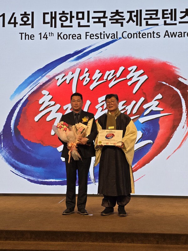 김건용(좌측) 감독 미디어아트 연출 감독상 수상 모습