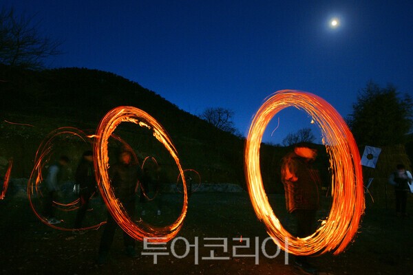 정월대보름 쥐불놀이를 하는 모습/사진-투어코리아 유지훈 기자