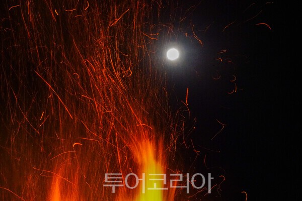달집태우기와 대보름달/사진-투어코리아 유지훈 기자