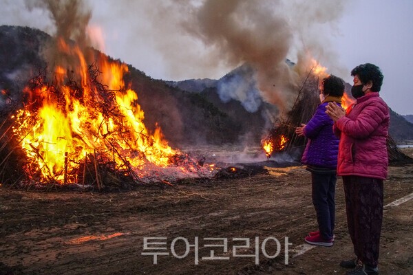달집태우기를 하며, 한 해의 소원을 기원하는 사람들/사진-투어코리아 유지훈 기자